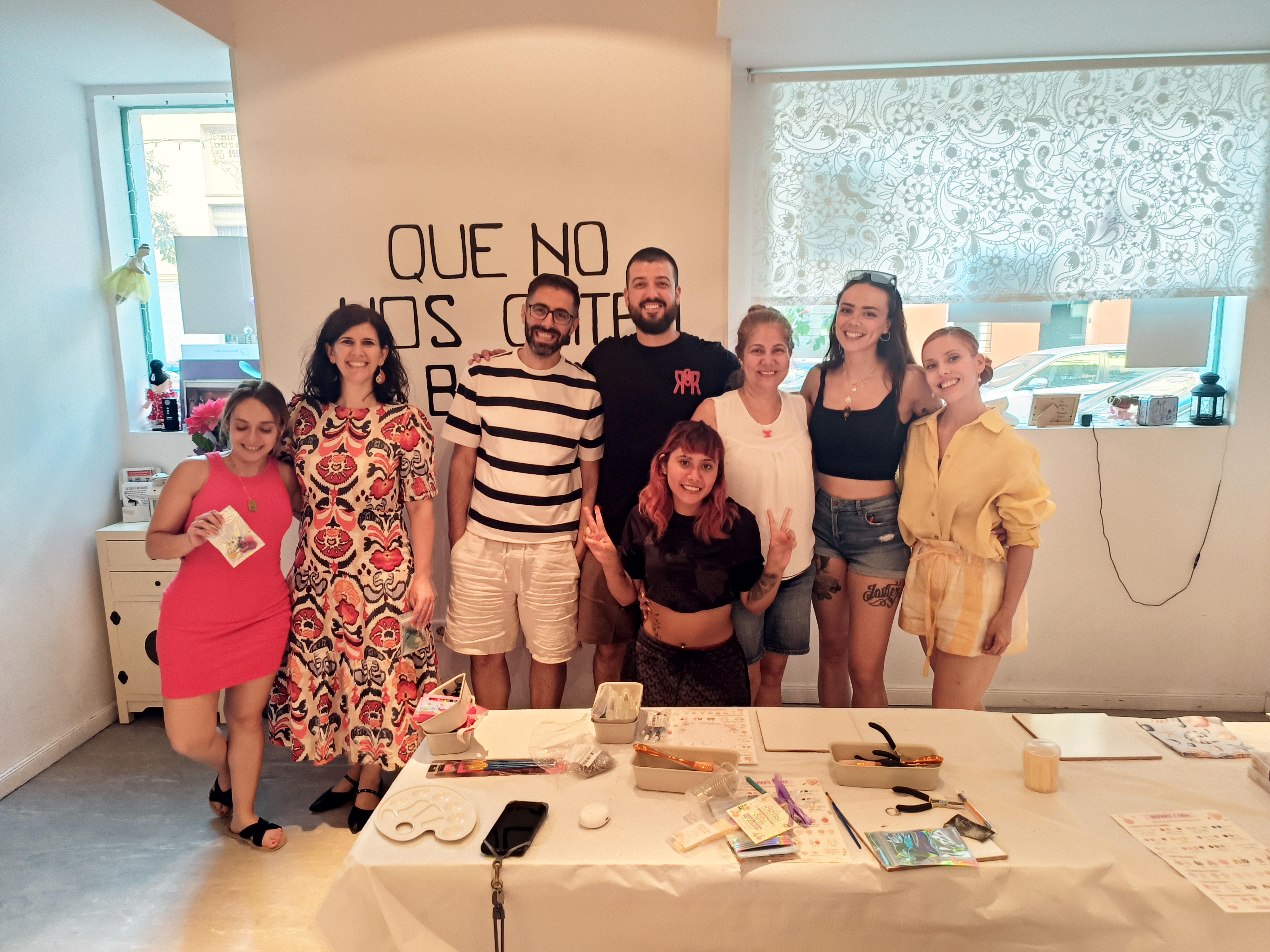 Participantes con sus creaciones